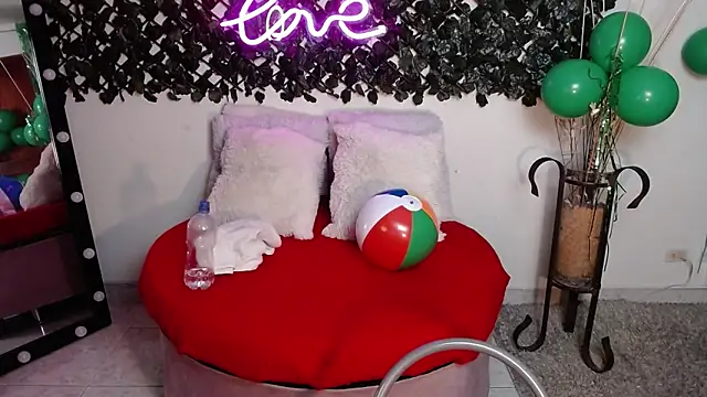 Snapshot of DestinyHills chatting on 03-18-25, 12:03 DestinyHills online show from 03-18-25, 12:03