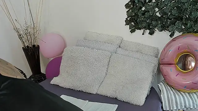 Snapshot of DestinyHills chatting on 09-10-25, 01:33 DestinyHills online show from 09-10-25, 01:33