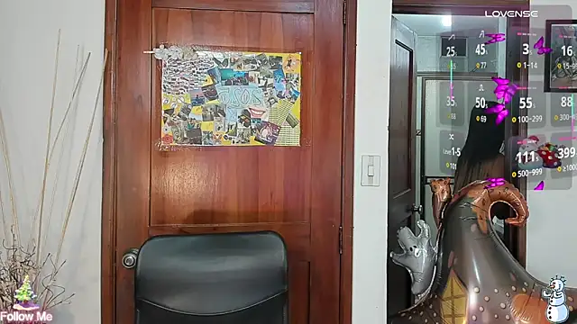 Snapshot of DestinyHills chatting on 11-14-25, 02:05 DestinyHills online show from 11-14-25, 02:05