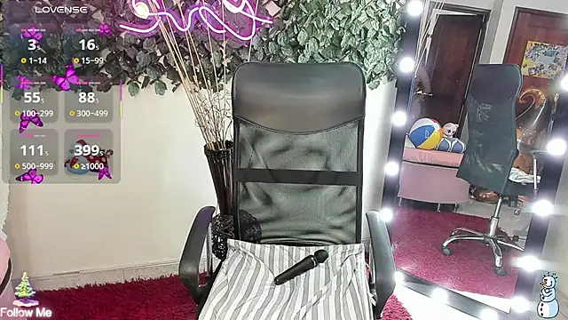 Snapshot of DestinyHills chatting on 11-21-25, 03:00 DestinyHills online show from 11-21-25, 03:00