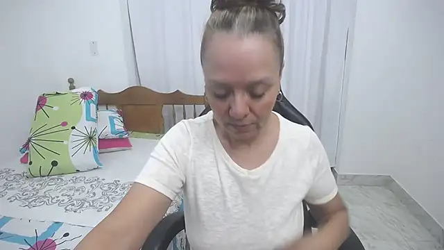 yeslluisa online show from 11-15-25, 04:47