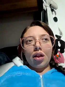 Snapshot of linda-schmidt chatting on 10-26-25, 03:45 linda-schmidt online show from 10-26-25, 03:45