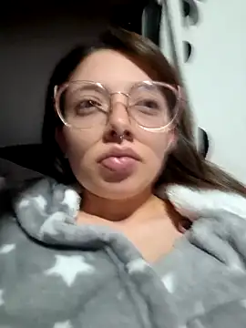 Snapshot of linda-schmidt chatting on 10-27-25, 02:04 linda-schmidt online show from 10-27-25, 02:04