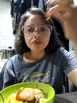 Snapshot of linda-schmidt chatting on 11-19-25, 12:10 linda-schmidt online show from 11-19-25, 12:10