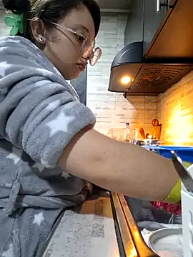 Snapshot of linda-schmidt chatting on 12-18-25, 12:49 linda-schmidt online show from 12-18-25, 12:49