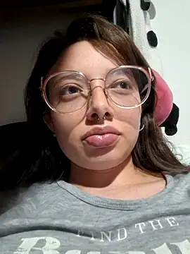 Snapshot of linda-schmidt chatting on 12-21-25, 01:35 linda-schmidt online show from 12-21-25, 01:35