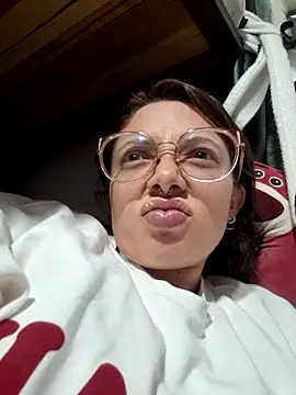 Snapshot of linda-schmidt chatting on 12-22-25, 01:02 linda-schmidt online show from 12-22-25, 01:02