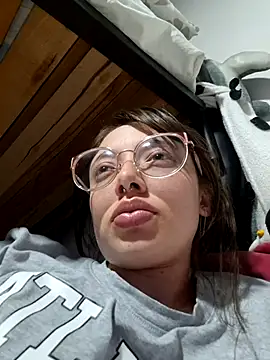 Snapshot of linda-schmidt chatting on 01-16-26, 01:20 linda-schmidt online show from 01-16-26, 01:20