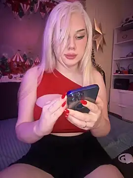 Snapshot of LaraHollywood chatting on 12-15-24, 03:24 LaraHollywood online show from 12-15-24, 03:24