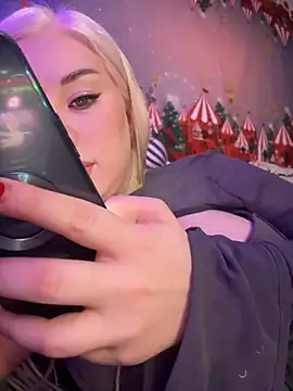 Snapshot of LaraHollywood chatting on 12-21-24, 04:19 LaraHollywood online show from 12-21-24, 04:19