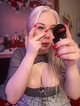 Snapshot of LaraHollywood chatting on 12-21-24, 07:24 LaraHollywood online show from 12-21-24, 07:24