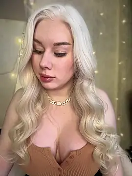 Snapshot of LaraHollywood chatting on 01-30-25, 03:22 LaraHollywood online show from 01-30-25, 03:22