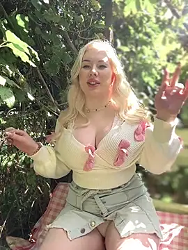 Snapshot of LaraHollywood chatting on 09-18-25, 06:26 LaraHollywood online show from 09-18-25, 06:26