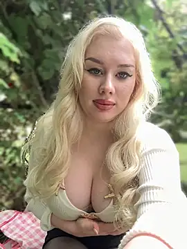 Snapshot of LaraHollywood chatting on 09-21-25, 06:15 LaraHollywood online show from 09-21-25, 06:15