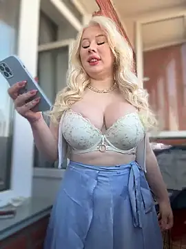 Snapshot of LaraHollywood chatting on 10-01-25, 03:34 LaraHollywood online show from 10-01-25, 03:34