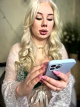 Snapshot of LaraHollywood chatting on 10-14-25, 04:02 LaraHollywood online show from 10-14-25, 04:02