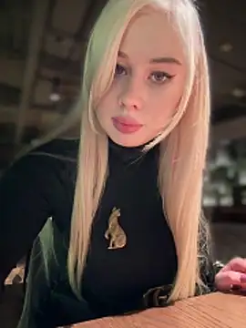 Snapshot of LaraHollywood chatting on 11-12-25, 11:32 LaraHollywood online show from 11-12-25, 11:32