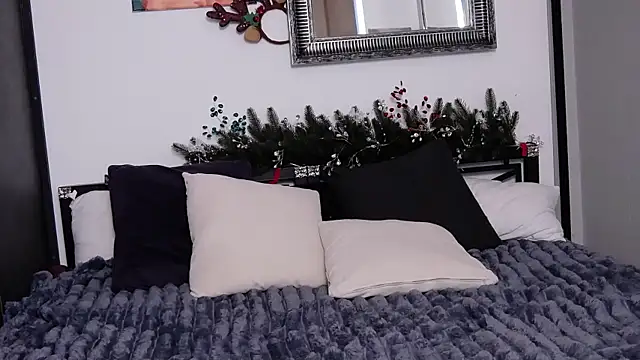 Snapshot of Ashley_Ross_ chatting on 12-22-24, 07:44 Ashley Ross online show from 12-22-24, 07:44