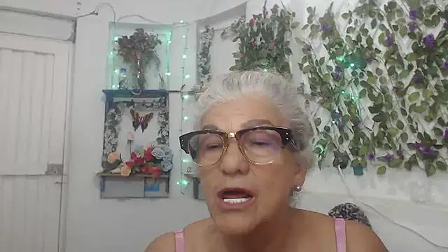 Snapshot of FunnyGrandma chatting on 12-13-24, 02:21 FunnyGrandma online show from 12-13-24, 02:21