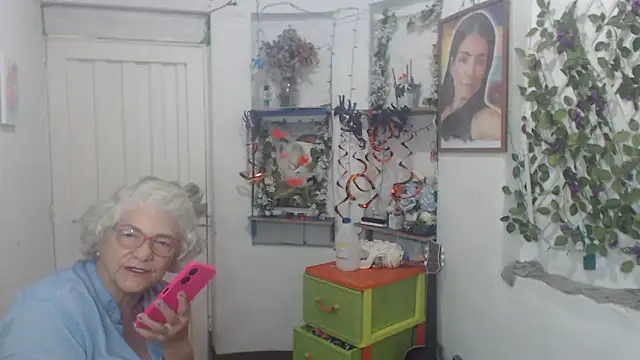 Snapshot of FunnyGrandma chatting on 10-22-25, 02:34 FunnyGrandma online show from 10-22-25, 02:34