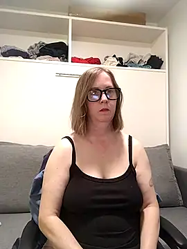 Snapshot of SweetandNaughty1 chatting on 06-11-26, 04:10 SweetandNaughty1 online show from 06-11-26, 04:10