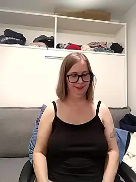 Snapshot of SweetandNaughty1 chatting on 06-16-26, 04:15 SweetandNaughty1 online show from 06-16-26, 04:15