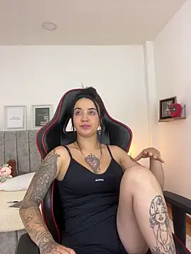 Snapshot of EmmyEvans1 chatting on 03-05-25, 12:05 EmmyEvans1 online show from 03-05-25, 12:05