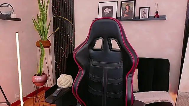 EmmyEvans1 online show from 04-13-26, 07:41