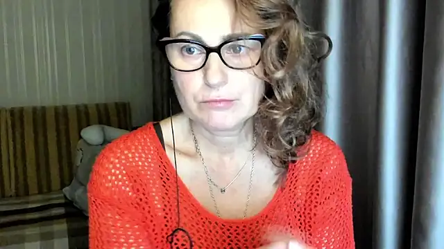 lauraoven online show from 11-10-25, 05:12