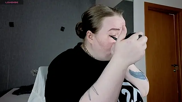 Snapshot of EMMA__CONNOR chatting on 09-28-25, 10:42 EMMA CONNOR online show from 09-28-25, 10:42