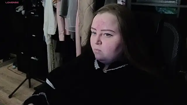 Snapshot of EMMA__CONNOR chatting on 10-17-25, 12:01 EMMA CONNOR online show from 10-17-25, 12:01