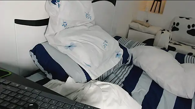 Snapshot of yina-rosse chatting on 10-13-25, 08:42 yina-rosse online show from 10-13-25, 08:42