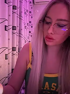 Snapshot of mollyxxx chatting on 12-12-24, 03:43 mollyxxx online show from 12-12-24, 03:43