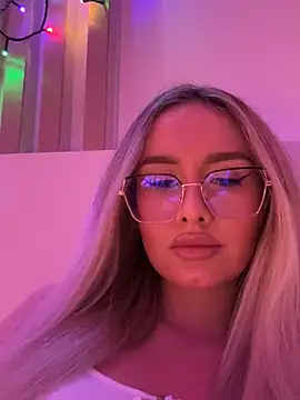 Snapshot of mollyxxx chatting on 12-18-24, 07:15 mollyxxx online show from 12-18-24, 07:15