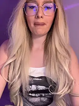 Snapshot of mollyxxx chatting on 01-01-25, 11:40 mollyxxx online show from 01-01-25, 11:40