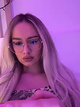 Snapshot of mollyxxx chatting on 01-06-25, 01:31 mollyxxx online show from 01-06-25, 01:31