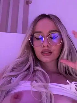 Snapshot of mollyxxx chatting on 01-12-25, 08:04 mollyxxx online show from 01-12-25, 08:04