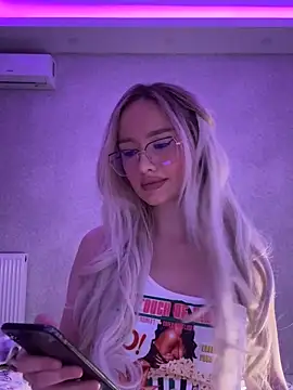 Snapshot of mollyxxx chatting on 01-13-25, 01:23 mollyxxx online show from 01-13-25, 01:23