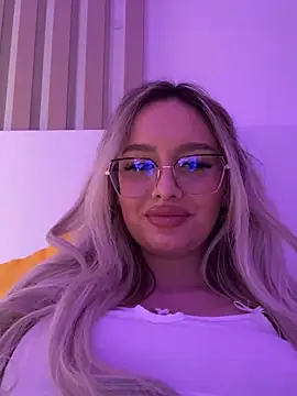 Snapshot of mollyxxx chatting on 02-03-25, 04:25 mollyxxx online show from 02-03-25, 04:25