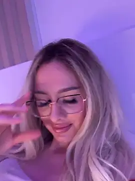 Snapshot of mollyxxx chatting on 02-16-25, 07:04 mollyxxx online show from 02-16-25, 07:04