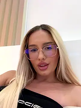 Snapshot of mollyxxx chatting on 09-11-25, 03:39 mollyxxx online show from 09-11-25, 03:39