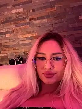 Snapshot of mollyxxx chatting on 09-13-25, 04:23 mollyxxx online show from 09-13-25, 04:23