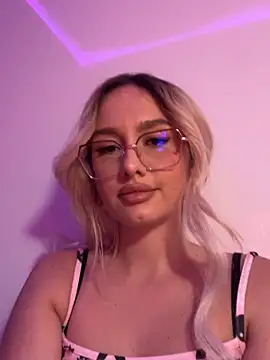 Snapshot of mollyxxx chatting on 09-25-25, 10:13 mollyxxx online show from 09-25-25, 10:13