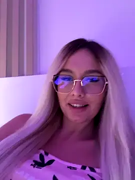 Snapshot of mollyxxx chatting on 10-01-25, 01:44 mollyxxx online show from 10-01-25, 01:44