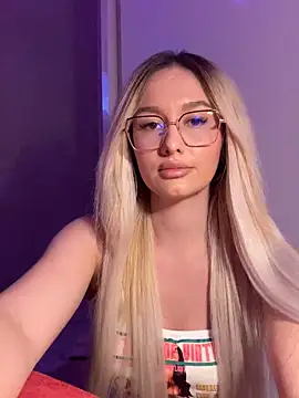 Snapshot of mollyxxx chatting on 10-08-25, 01:25 mollyxxx online show from 10-08-25, 01:25