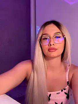 Snapshot of mollyxxx chatting on 10-13-25, 03:17 mollyxxx online show from 10-13-25, 03:17