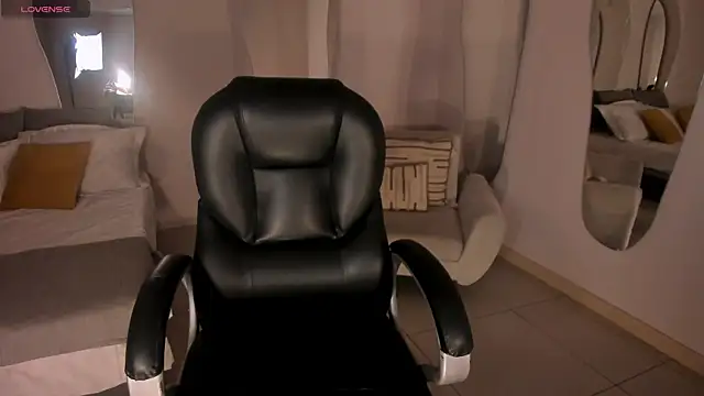 Snapshot of MiaRoberts1 chatting on 10-22-25, 12:38 MiaRoberts1 online show from 10-22-25, 12:38