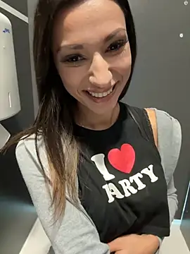 Snapshot of _MiaQueen_ chatting on 09-12-25, 11:04  MiaQueen  online show from 09-12-25, 11:04