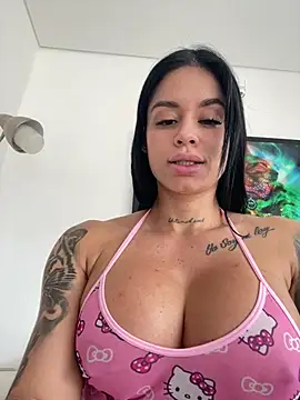 Snapshot of LaraHenao chatting on 06-17-26, 02:29 LaraHenao online show from 06-17-26, 02:29
