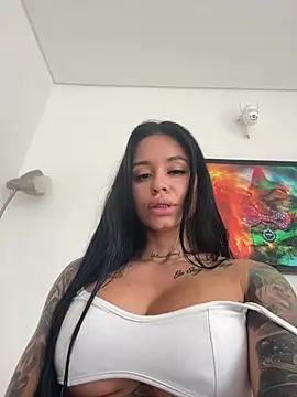 Snapshot of LaraHenao chatting on 07-15-26, 02:11 LaraHenao online show from 07-15-26, 02:11